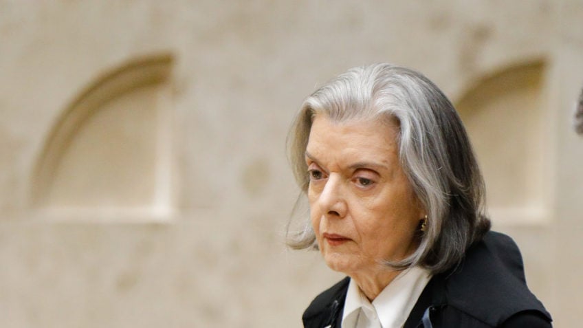 Internautas criticam fala de Cármen Lúcia sobre "213 mi de tiranos"