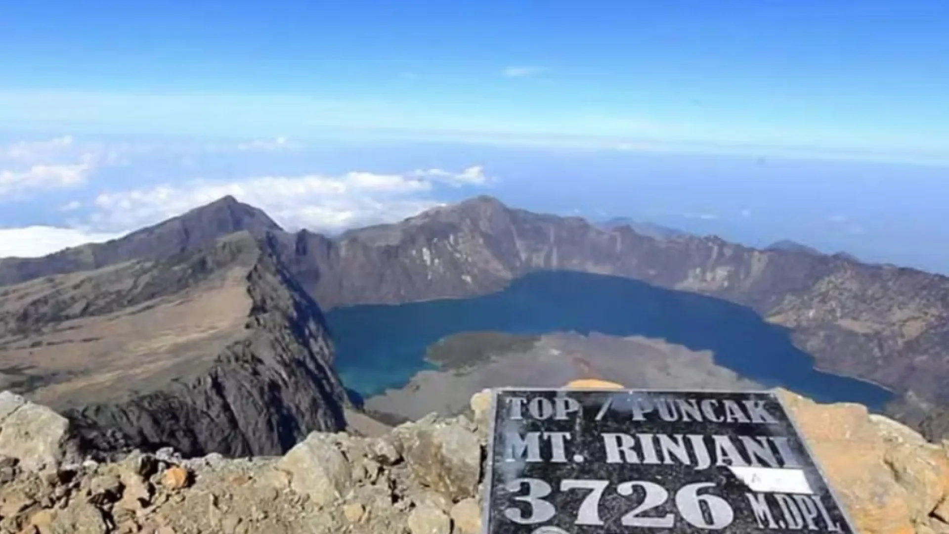 Turista é salvo após escorregar no Monte Rinjani, sete dias após Juliana
