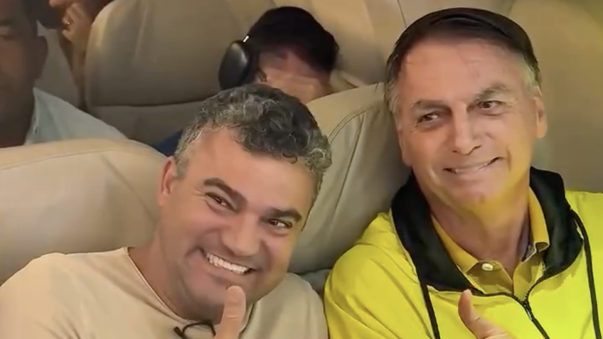 Passageiros fazem fila em avião para fazer selfie com Bolsonaro