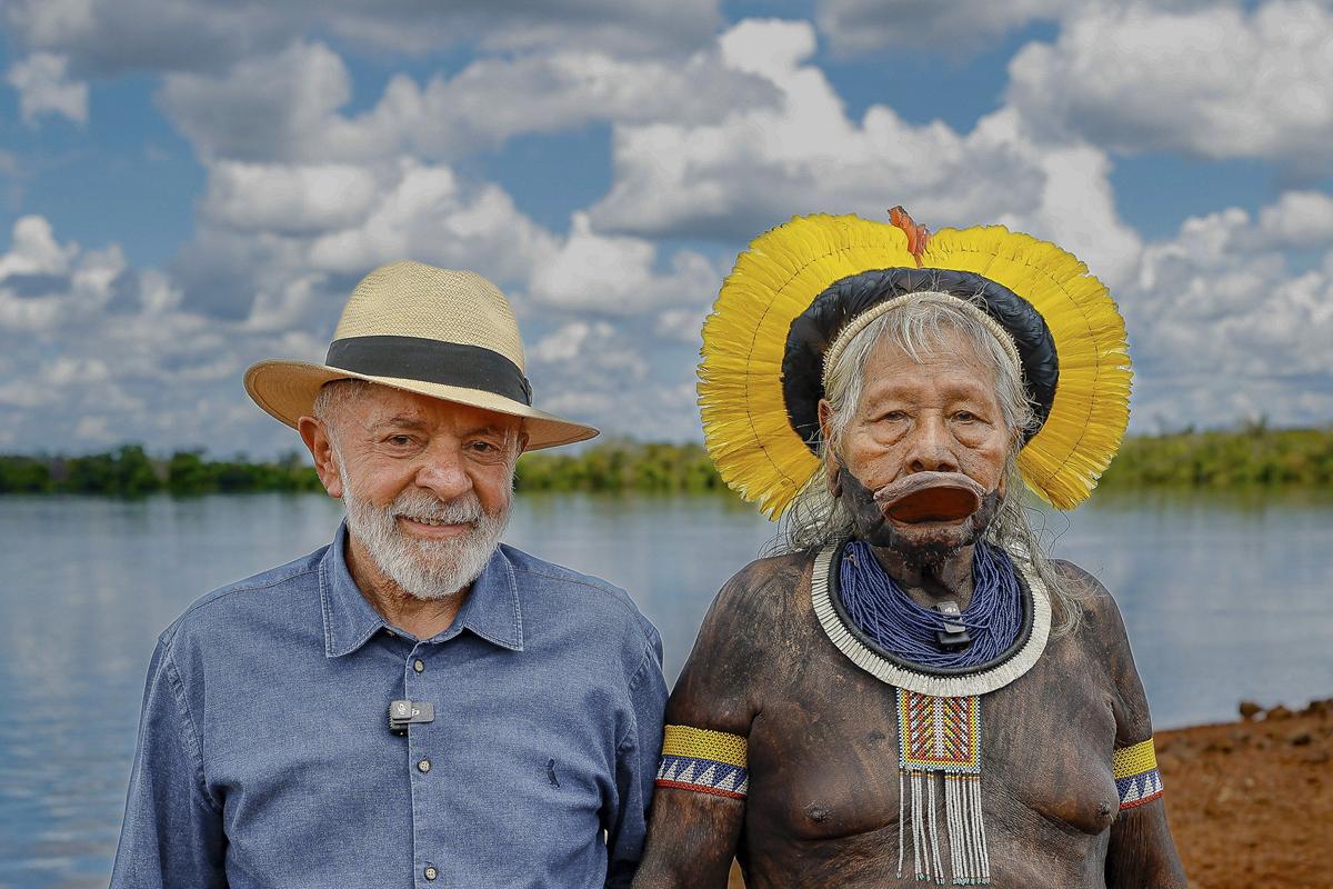 Cacique Raoni lança livro de memórias e lembra mágoa com Lula