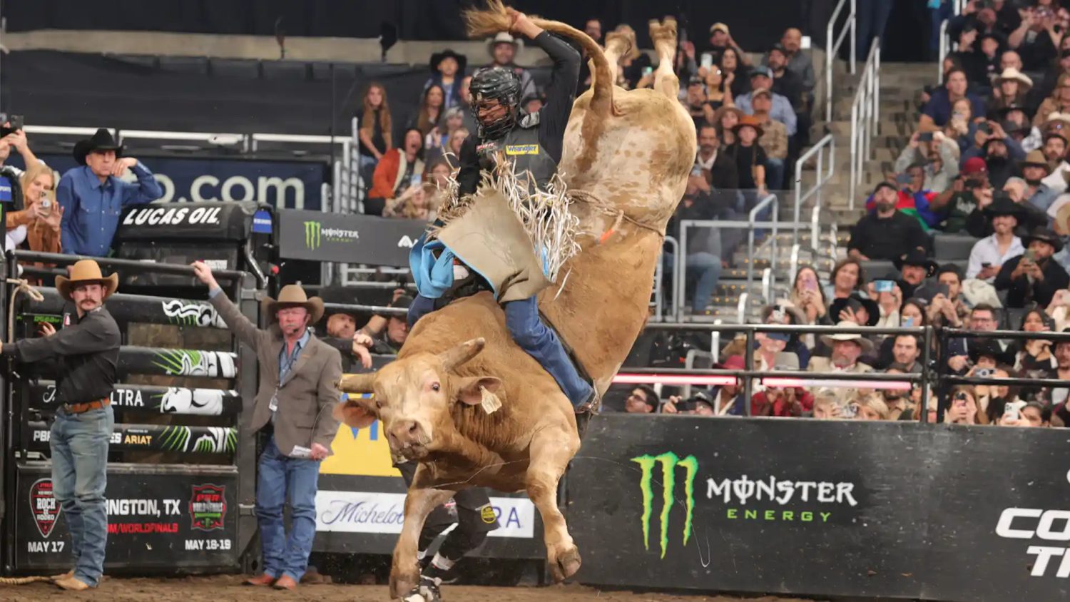 Cassio Dias monta o touro Man Hater e conquista 98,25 pts – maior nota da história da PBR Teams