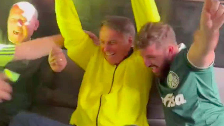 Bolsonaro assiste a jogo do Palmeiras com aliados em SP