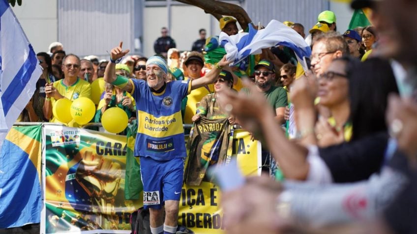 Apoiadores de Bolsonaro começam a chegar na av. Paulista