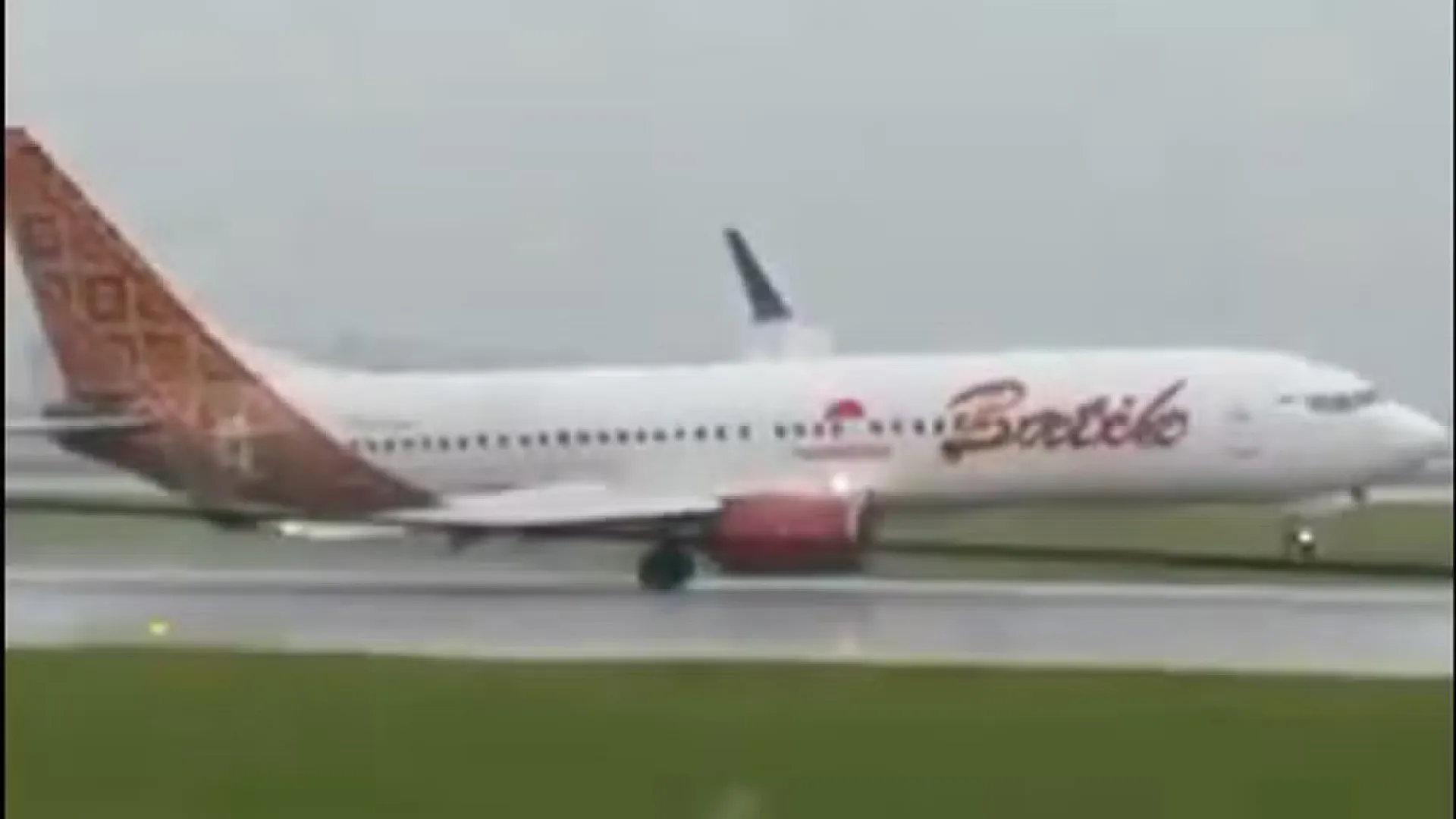 Vento forte faz avião da Batik Air pousar inclinado na Indonésia