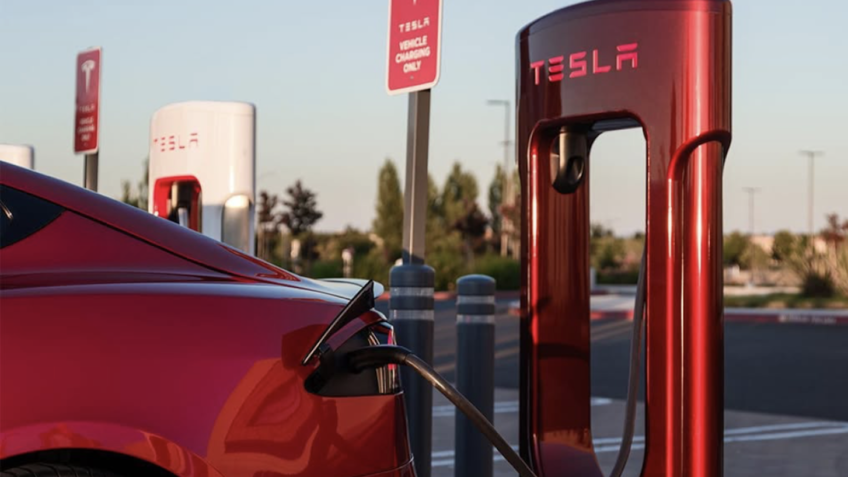 Tesla entrega SUV sem motorista a cliente pela 1ª vez