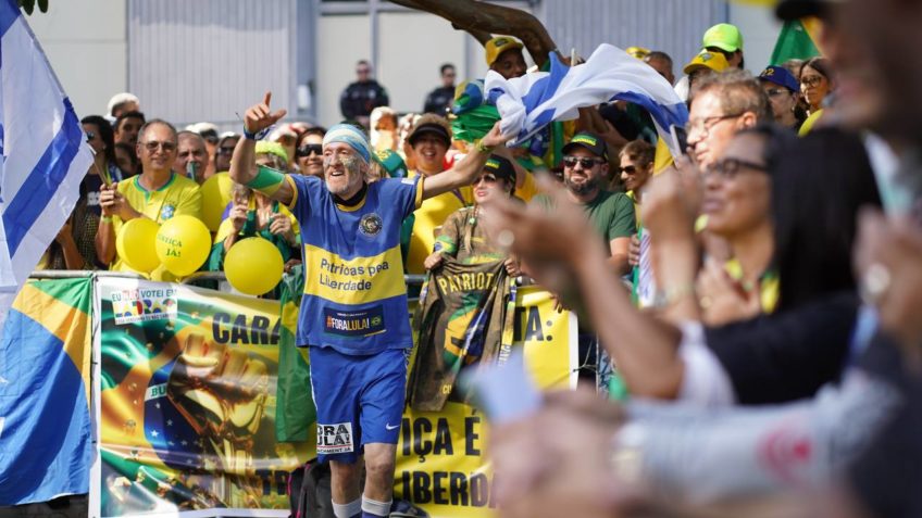 Apoiadores de Bolsonaro começam a chegar na av. Paulista