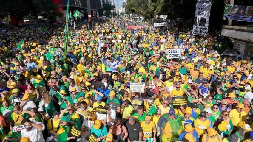 "Flopou": Governistas ironizam ato de Bolsonaro na av. Paulista