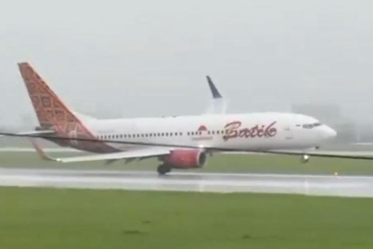Vídeo: avião pousa “torto” e quase encosta motor na pista na Indonésia