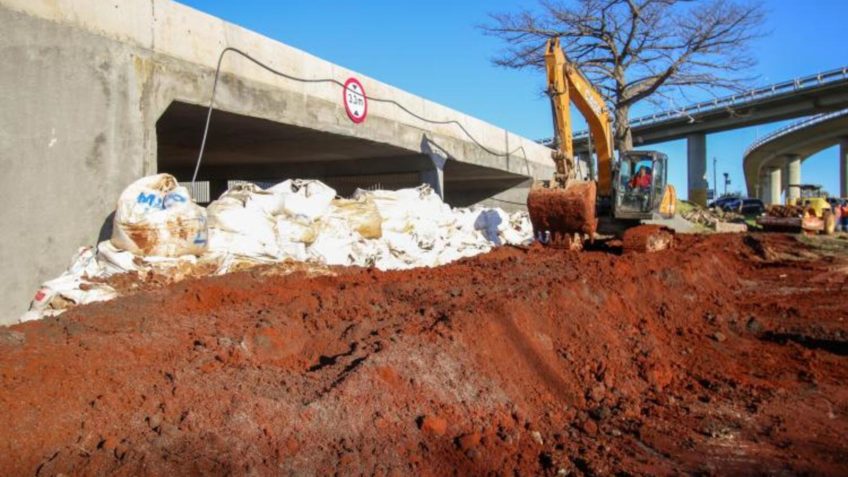 Porto Alegre fecha comportas com sacos de areia e argila