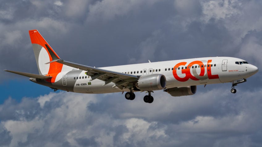 Avião da Gol atola em pátio de Fernando de Noronha após asfalto ceder