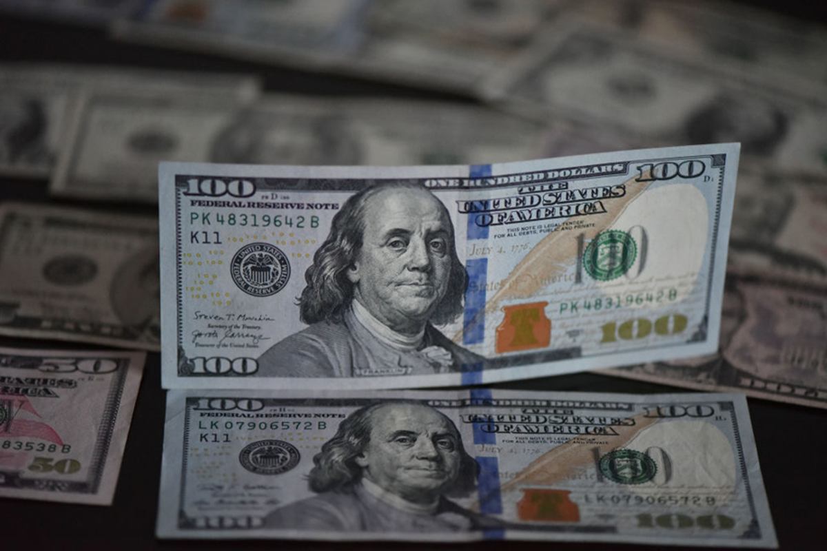 Dólar abre última sessão do mês em alta, com Caged e tarifas no radar