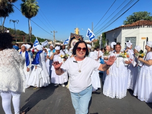 Baixinha participa da lavagem da escadaria do Rosário: