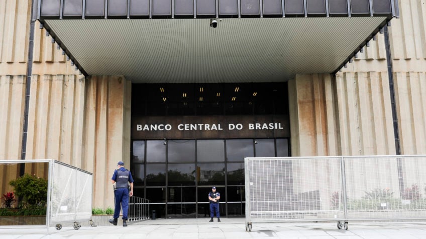 Mercado reduz as estimativas da inflação e do dólar para 2025