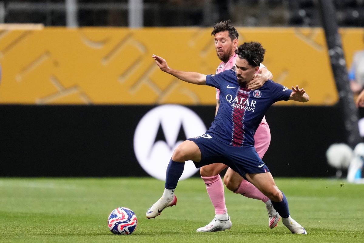 Vídeo: Messi tenta agredir adversário do PSG e lance viraliza
