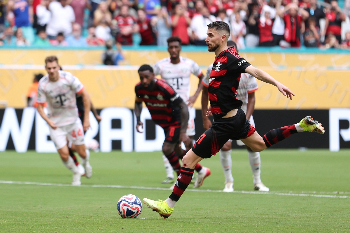 Ex-técnico do Arsenal rasga elogios à torcida do Flamengo nos EUA