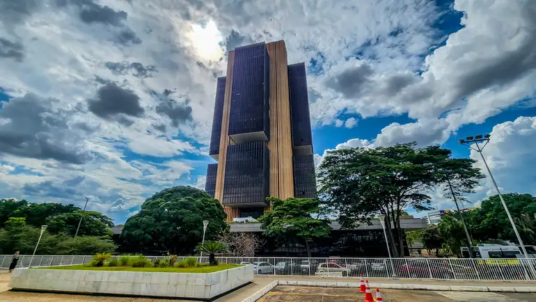 Empresas estimam inflação acima da meta em 2025, diz Firmus