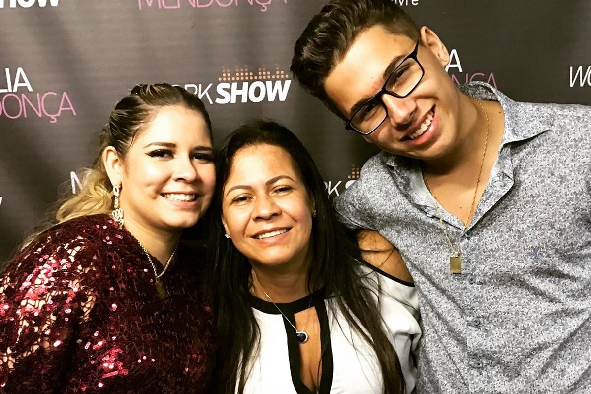 Irmão de Marília Mendonça sai em defesa da mãe: “Deu tudo que tinha”