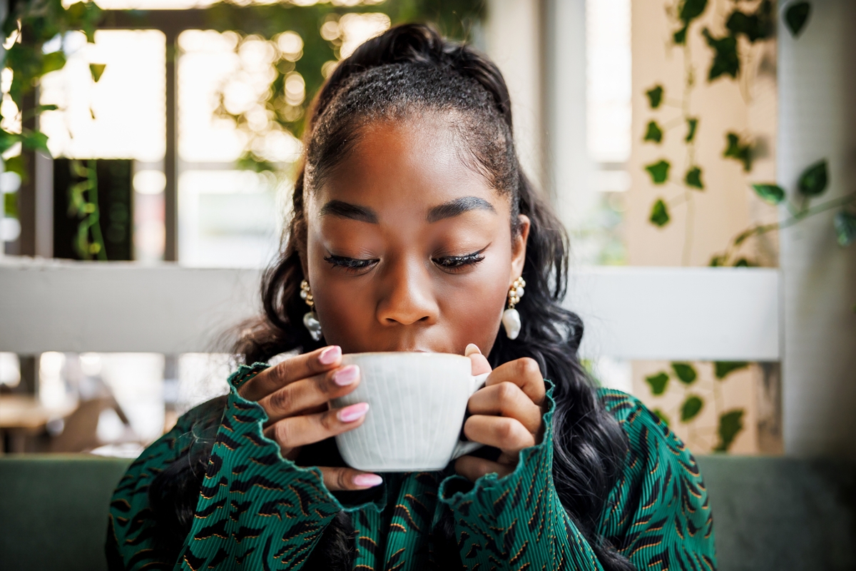 Vai uma xícara aí? Estudo mostra como tomar café para viver mais
