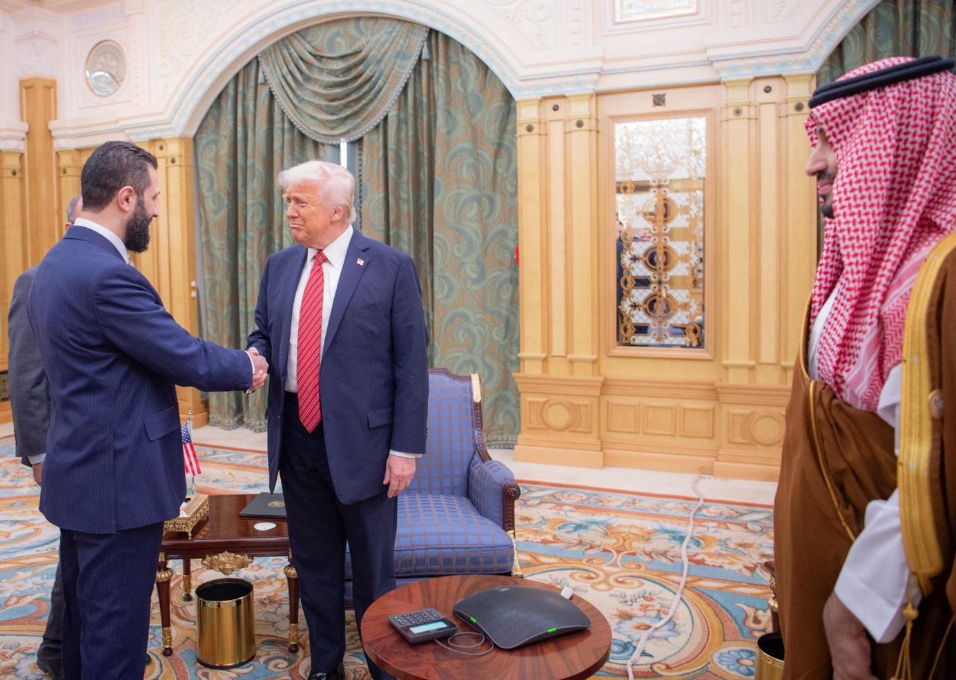 Trump assina ordem que encerra décadas de sanções contra a Síria