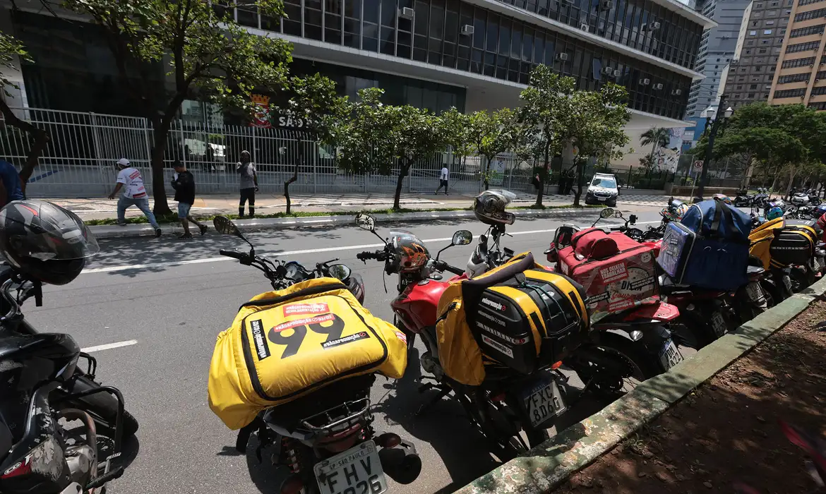 Procon-SP multa Uber e 99 por oferecer serviço de mototáxi na capital