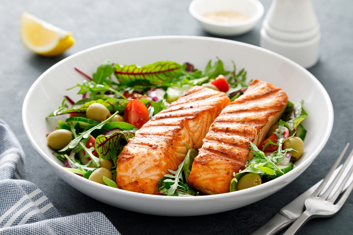 Dieta mediterrânea pode ajudar a reduzir gordura no fígado, diz estudo