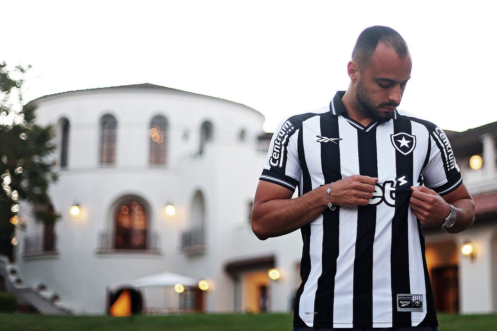 Botafogo encara Vasco em Brasília com disputa no setor ofensivo