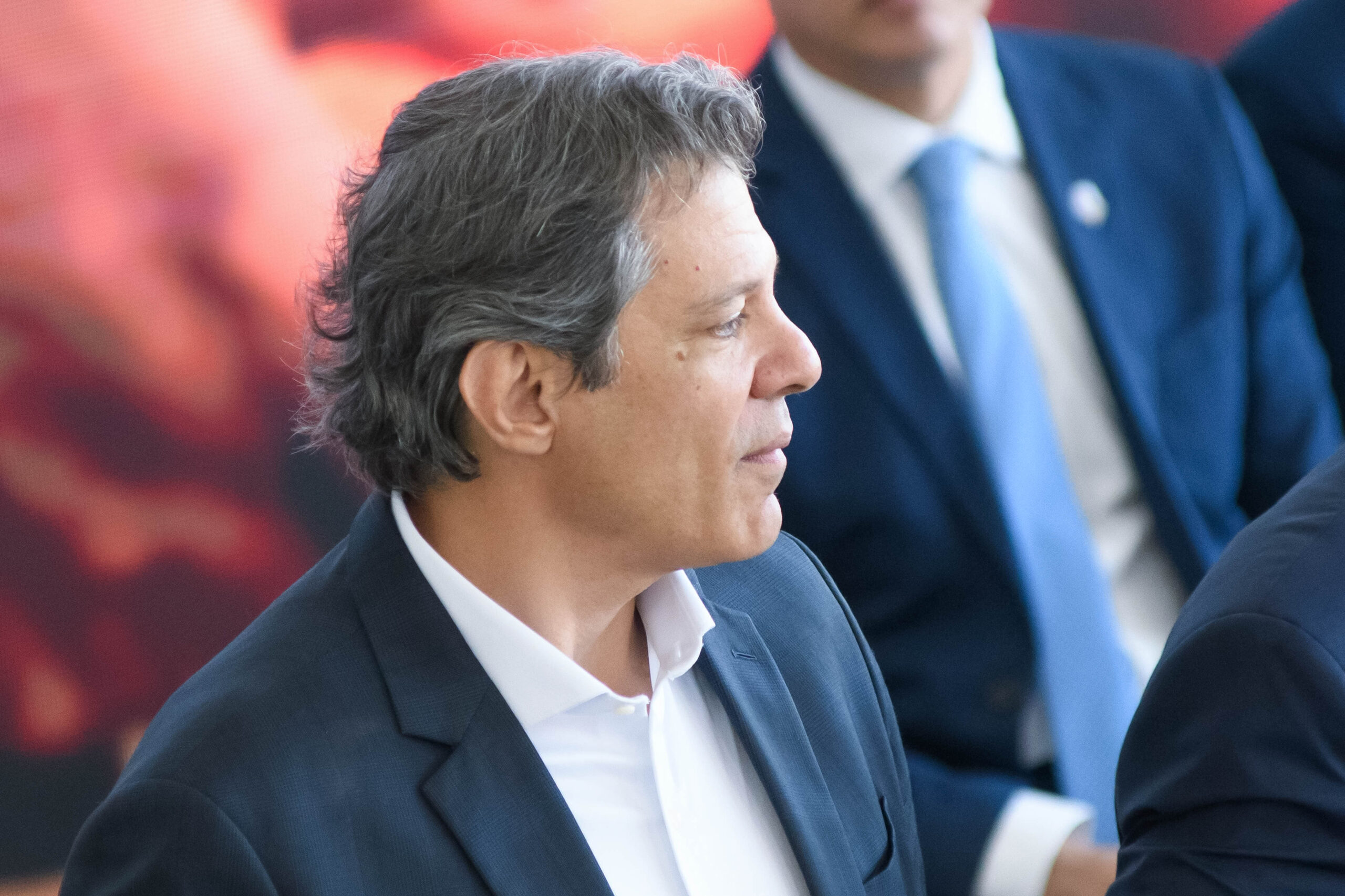Sob pressão em Brasília, Haddad inicia giro focado no exterior