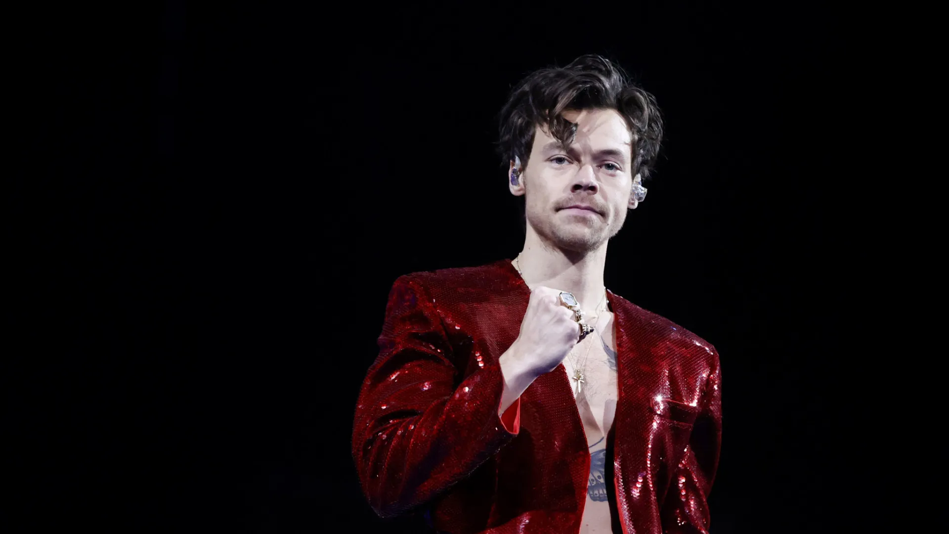 Novo amor? Harry Styles é visto aos beijos com mulher 'misteriosa'
