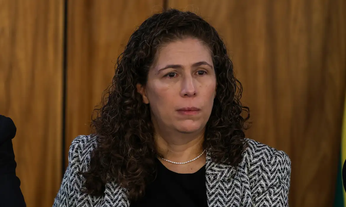 Ministra afirma que “cortar na carne” é tirar de serviços à população