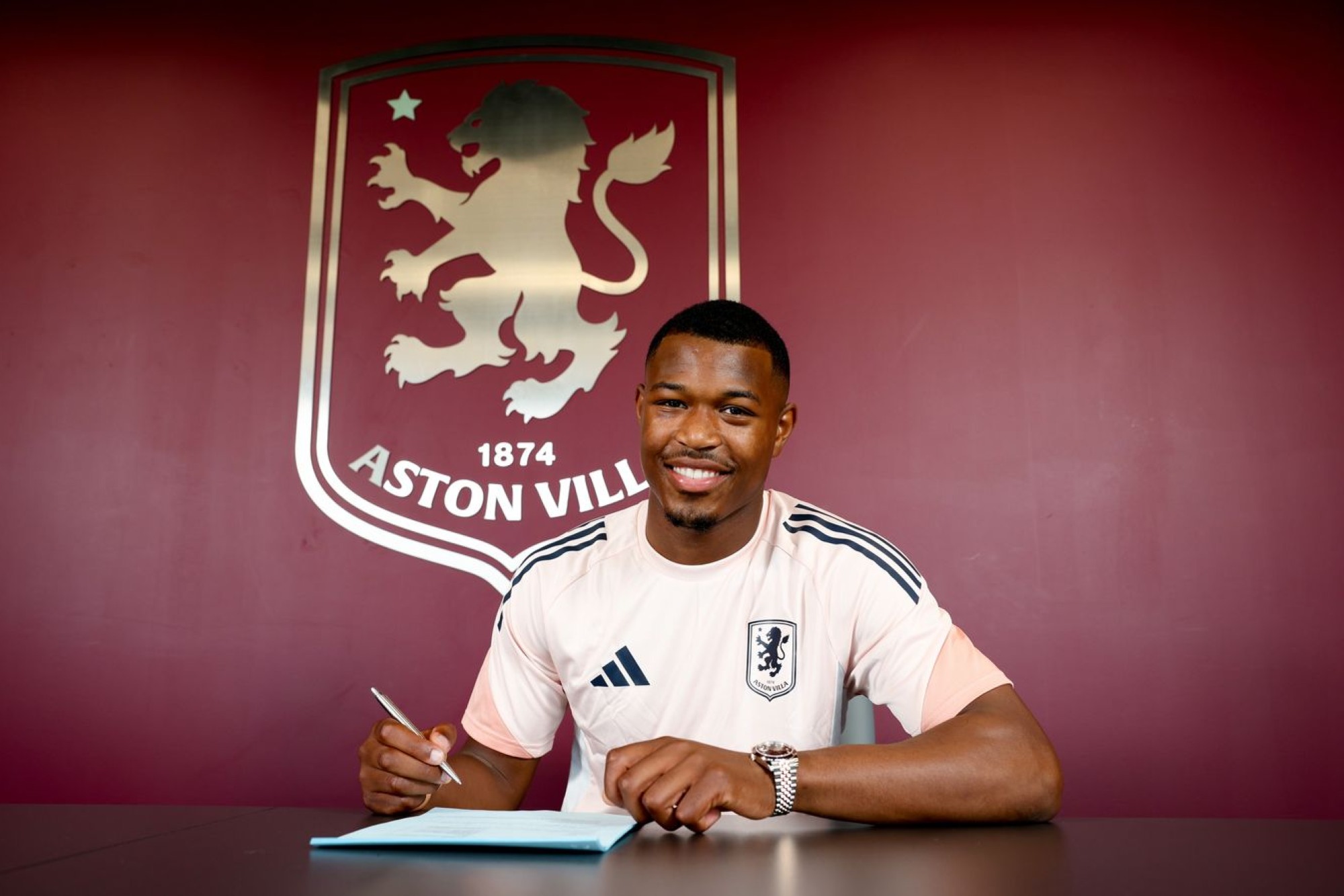 Dadinho na Inglaterra: Aston Villa anuncia contratação de Zépiqueno