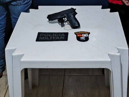 Polícia Militar prende dupla por ameaça com arma de brinquedo em Comodoro