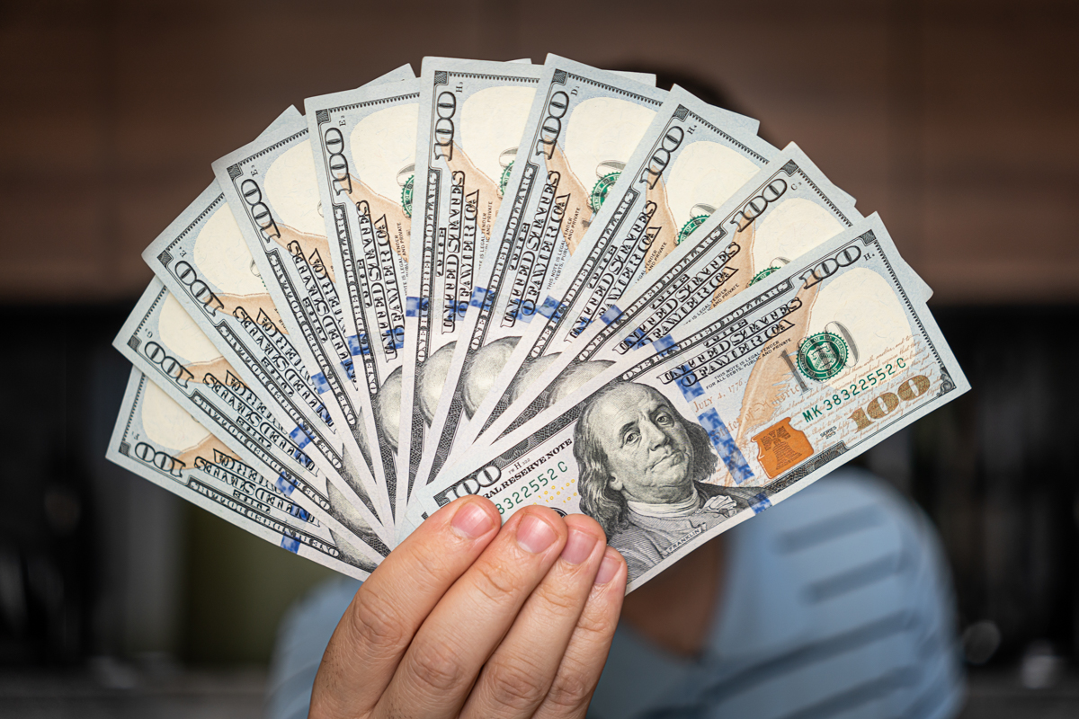 Dólar avança a R$ 5,46 com judicialização do IOF e empregos nos EUA