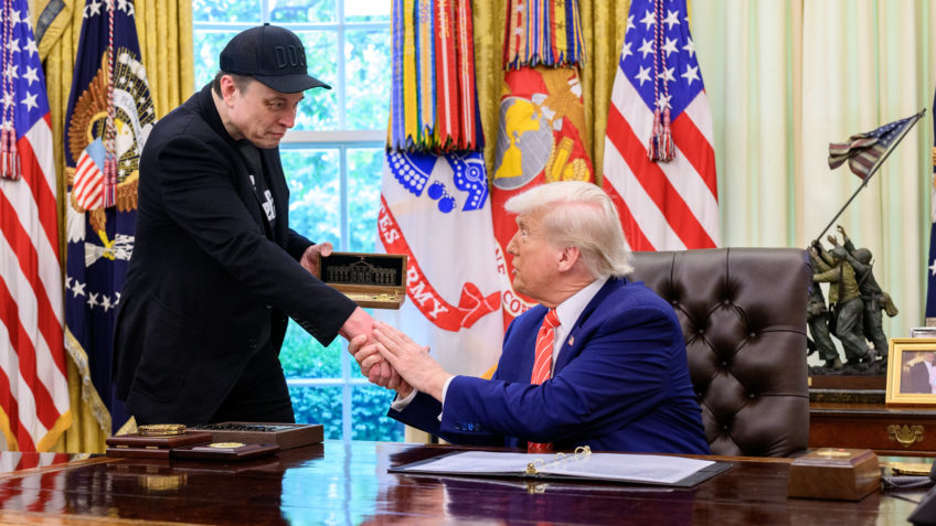 Trump diz que vai “precisar olhar” possível deportação de Elon Musk