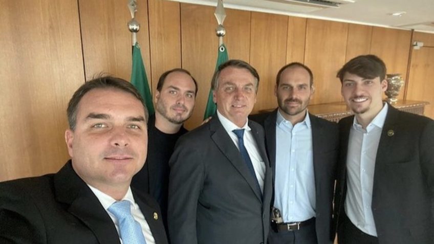 Moraes cancela depoimentos de Carlos e Eduardo como testemunhas