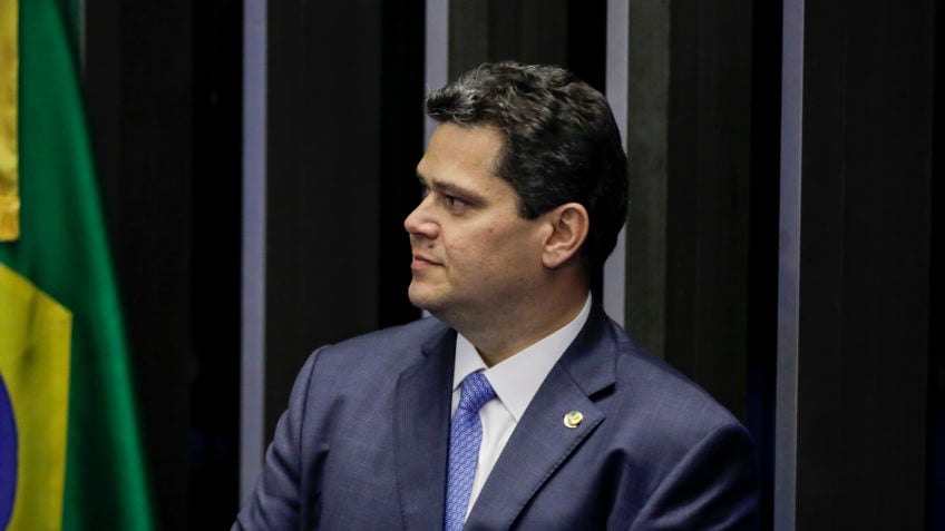Governo tem legitimidade para tomar decisão, diz Alcolumbre sobre IOF