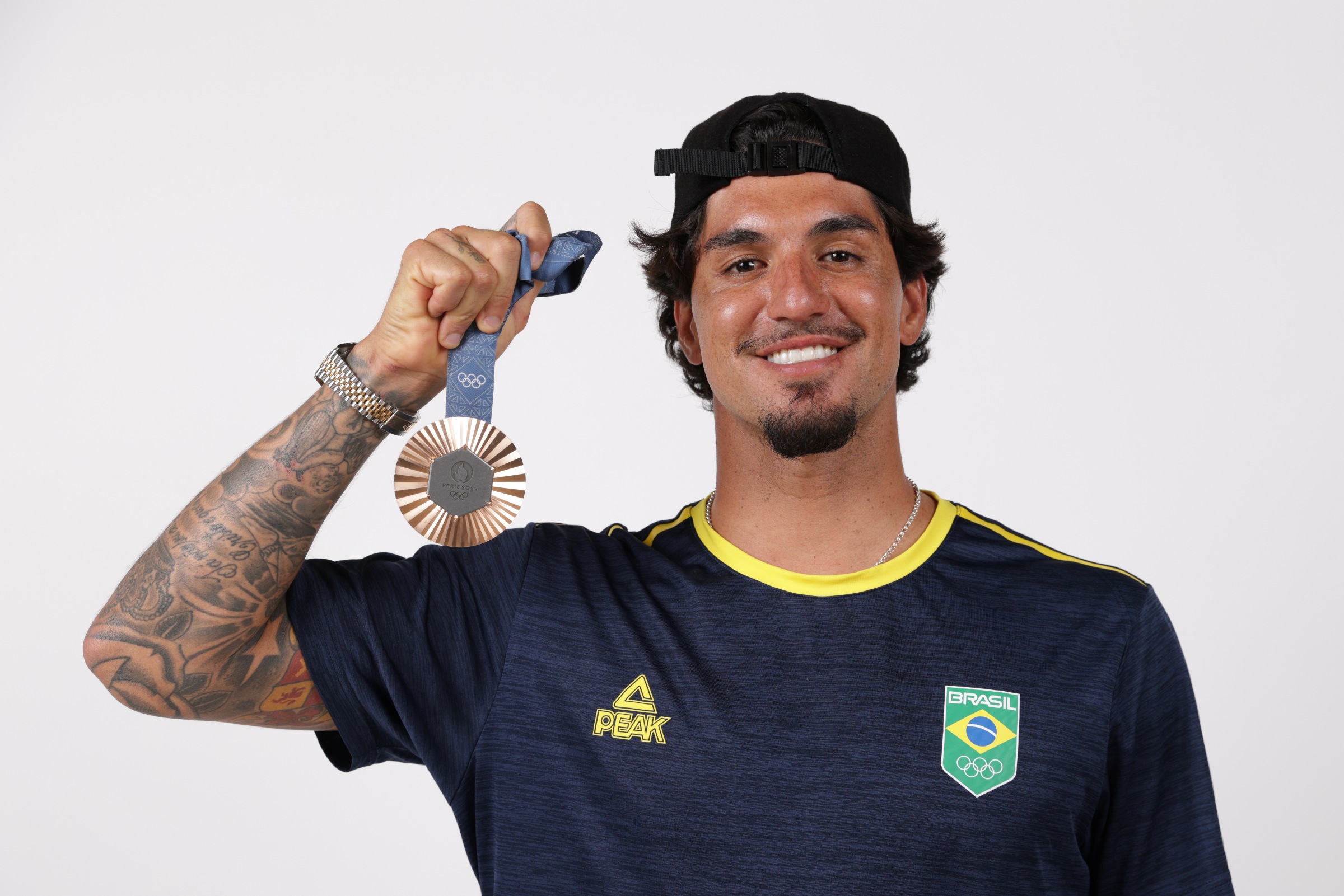 Web aponta que Gabriel Medina está vivendo affair com ex de Zé Felipe