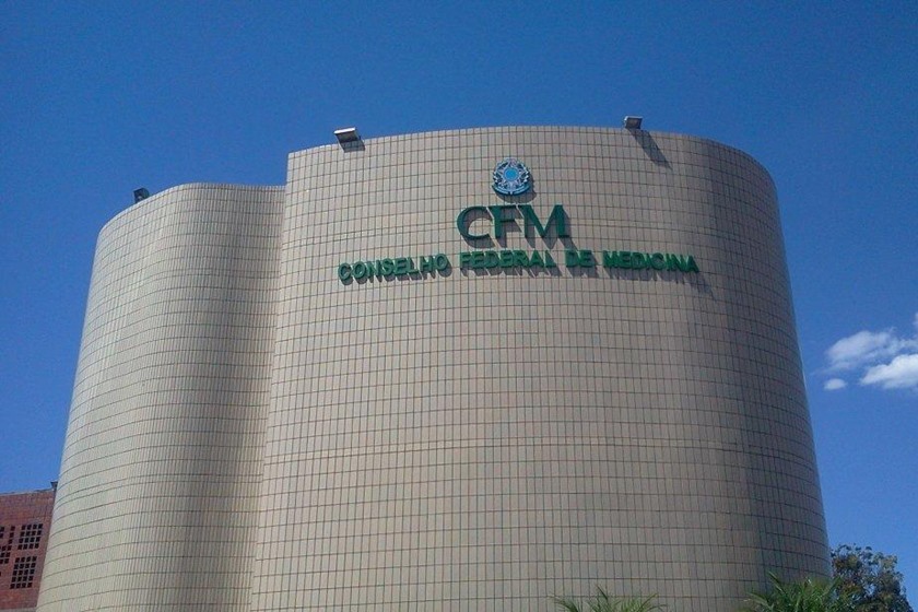 USP critica norma do CFM que proíbe terapia hormonal a jovens trans