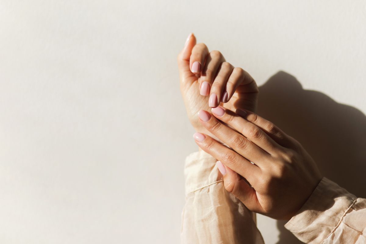 Mãos frias o tempo todo? Especialistas explicam causas da sensação