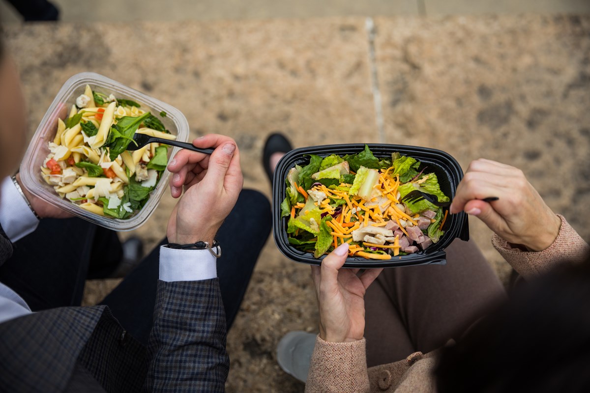 Embalagens de alimentos liberam microplásticos nas refeições. Entenda