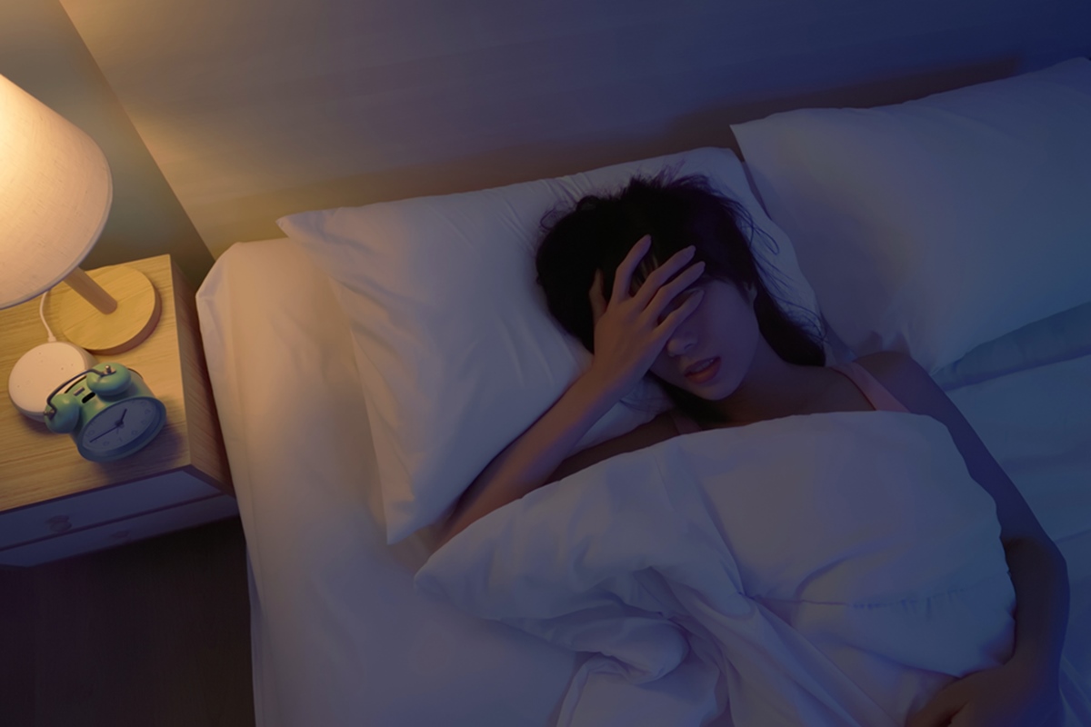 Dormir após as 22h prejudica saúde hormonal e hepática, aponta estudo