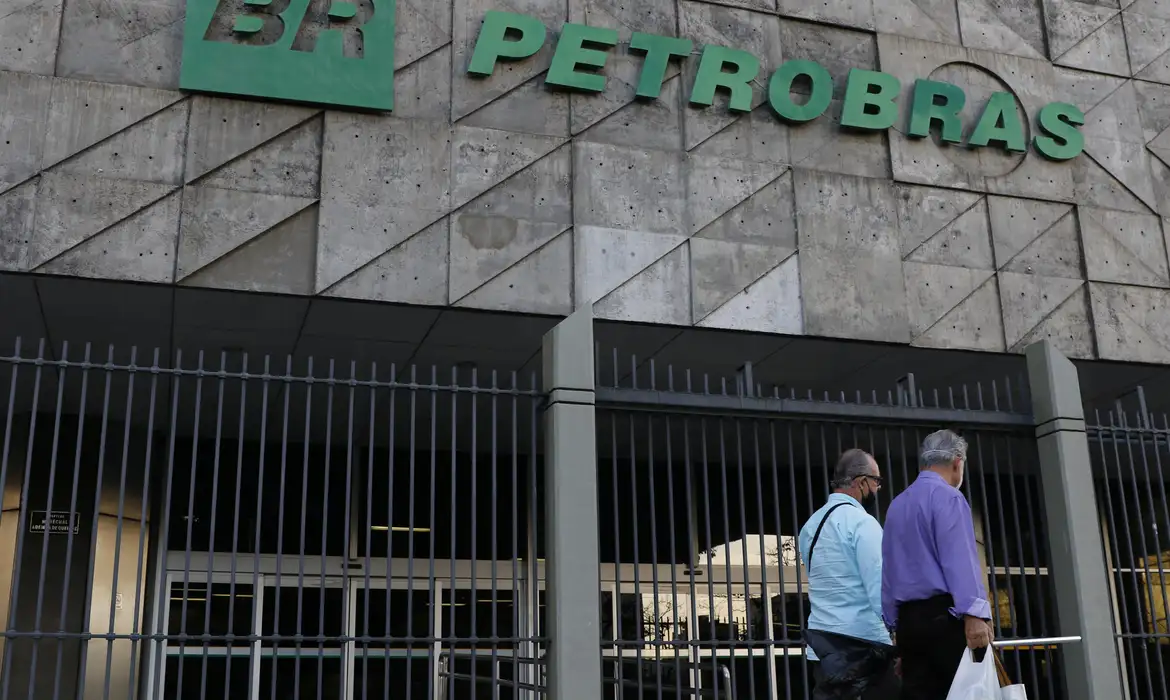 PF vai investigar empresas que não repassam redução dos combustíveis