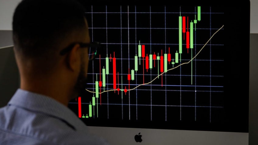 Bolsa beira 141 mil pontos e bate recorde; dólar cai a R$ 5,405