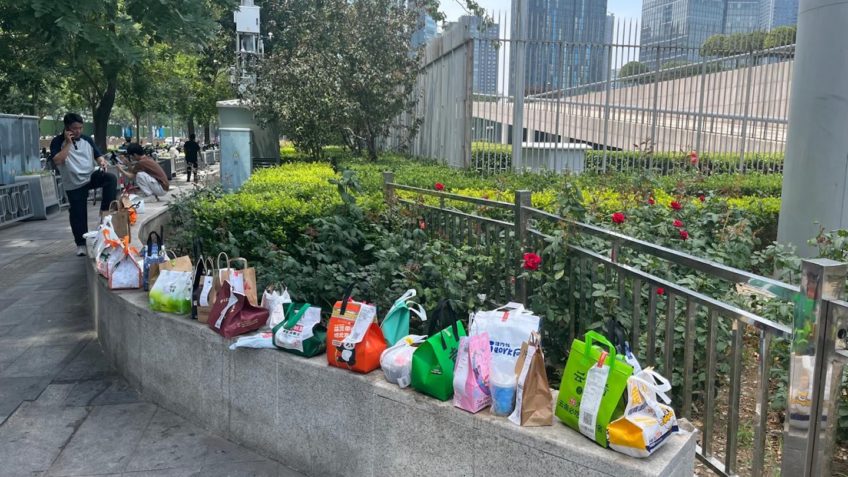 Deliveries chineses deixam comida na calçada em Pequim
