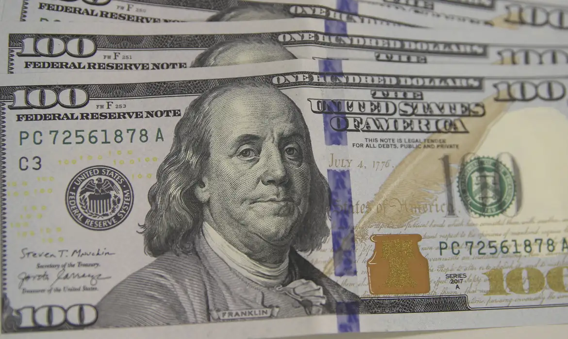 Bolsa bate recorde, e dólar cai para menor valor em mais de um ano