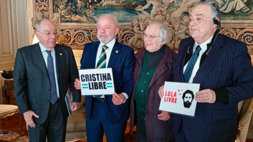 Ao lado de Nobel da Paz, Lula exibe cartaz por soltura de Kirchner