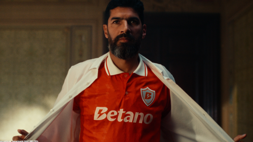 Betano lança campanha com Loco Abreu para promover jogo responsável