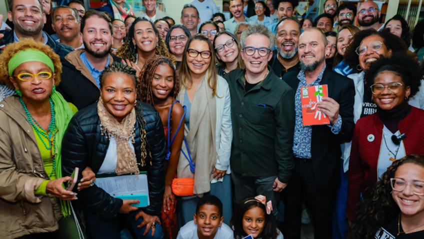 Janja participa de doação de livros para biblioteca comunitária