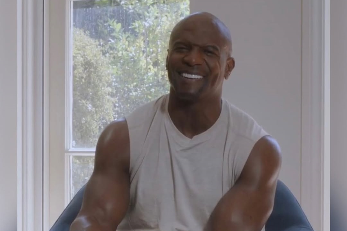 Terry Crews se emociona ao receber pôster de Cidade de Deus; veja