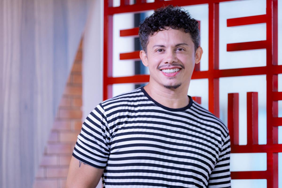Silvero Pereira retrata infância LGBT+ no espetáculo Pequeno Monstro