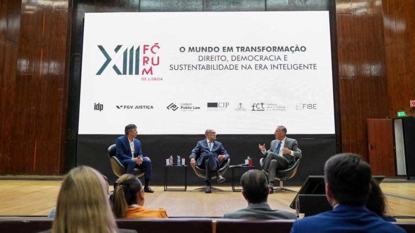 "Regulação de hoje, amanhã estará obsoleta", diz Pompeo sobre IA e redes